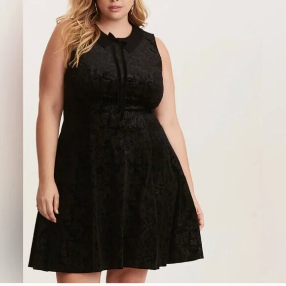Disney Torrid Villains Skater Dress Embossed Velvet Collared Black Plus Size 26 - Picture 1 of 10